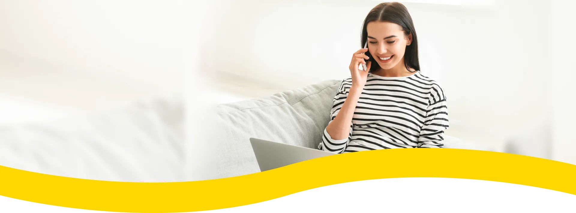 電話をしながらくつろぐ女性