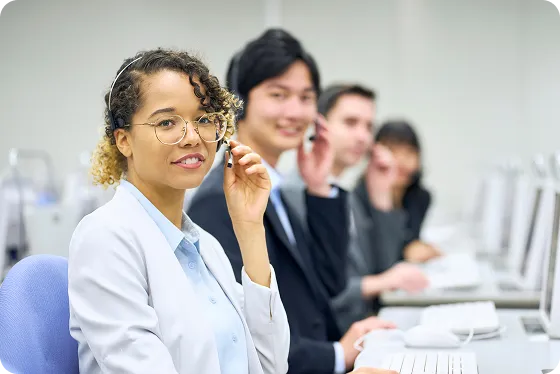 コンシェルジュが電話対応しているイメージ写真