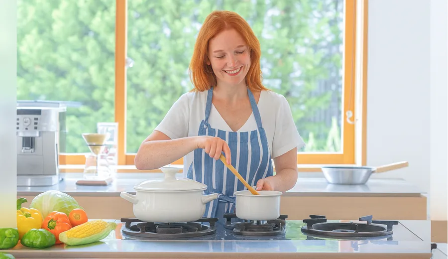 イメージ写真：キッチンで料理をしている