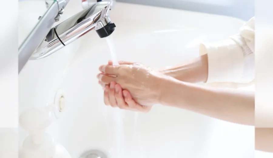 イメージ写真：リビングでスマホの画面を見ている