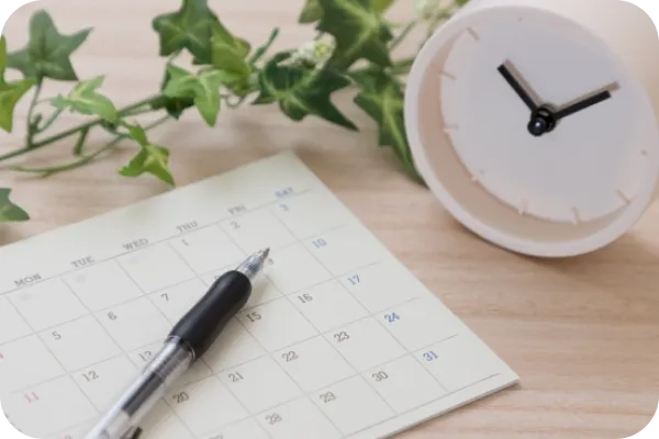 画面右上に置時計、左側にはカレンダーとボールペンが写っている